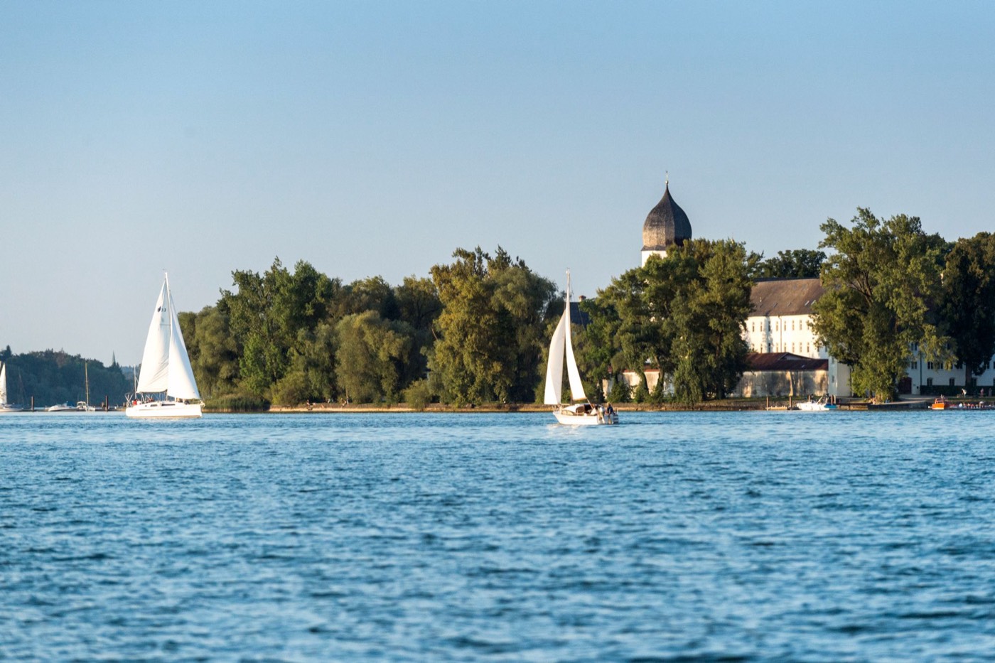 Die Fraueninsel im Chiemsee mit Klosterturm und Segelbooten