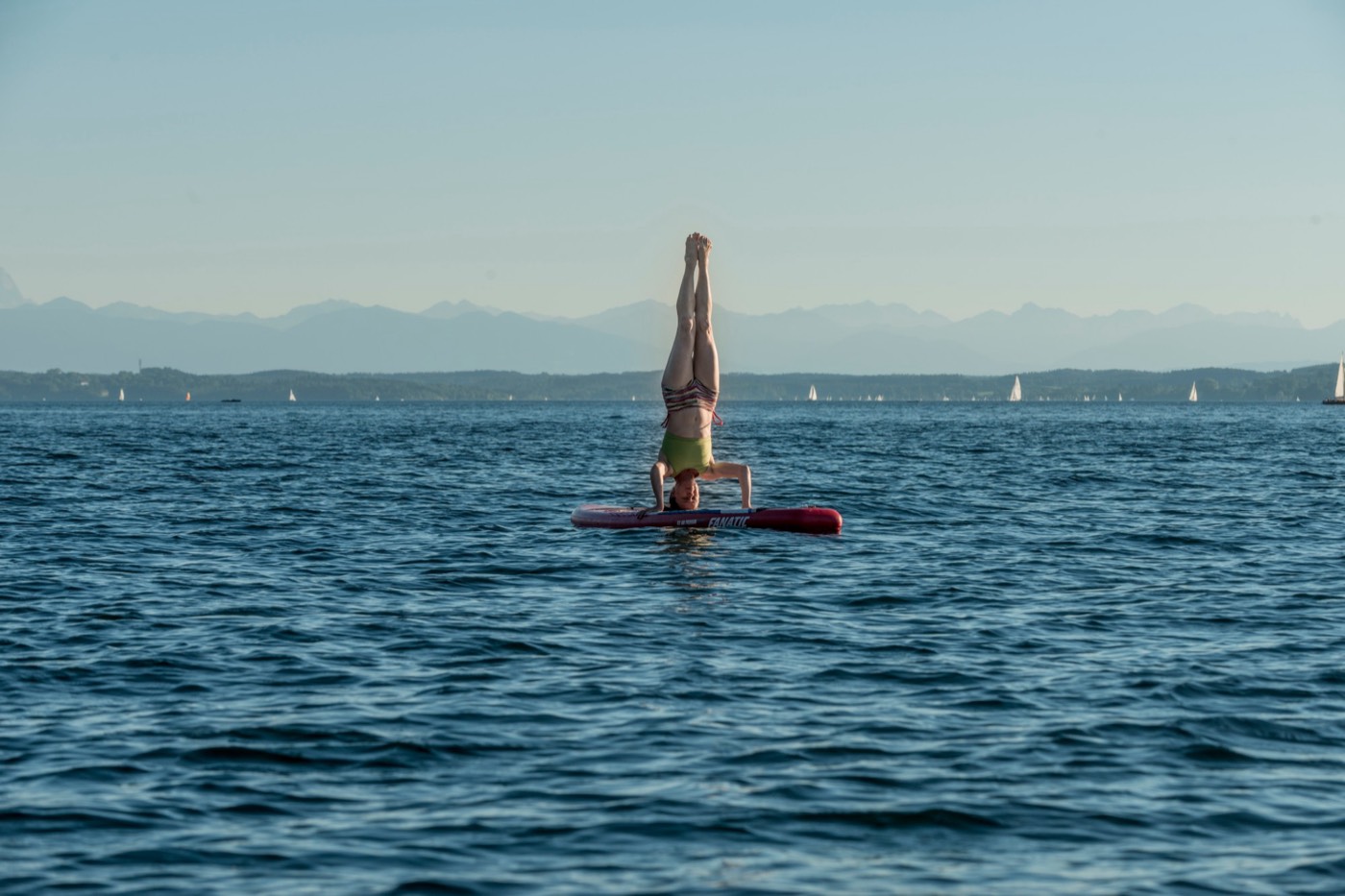 Karin Lochner im Kopfstand auf dem SUP-Board