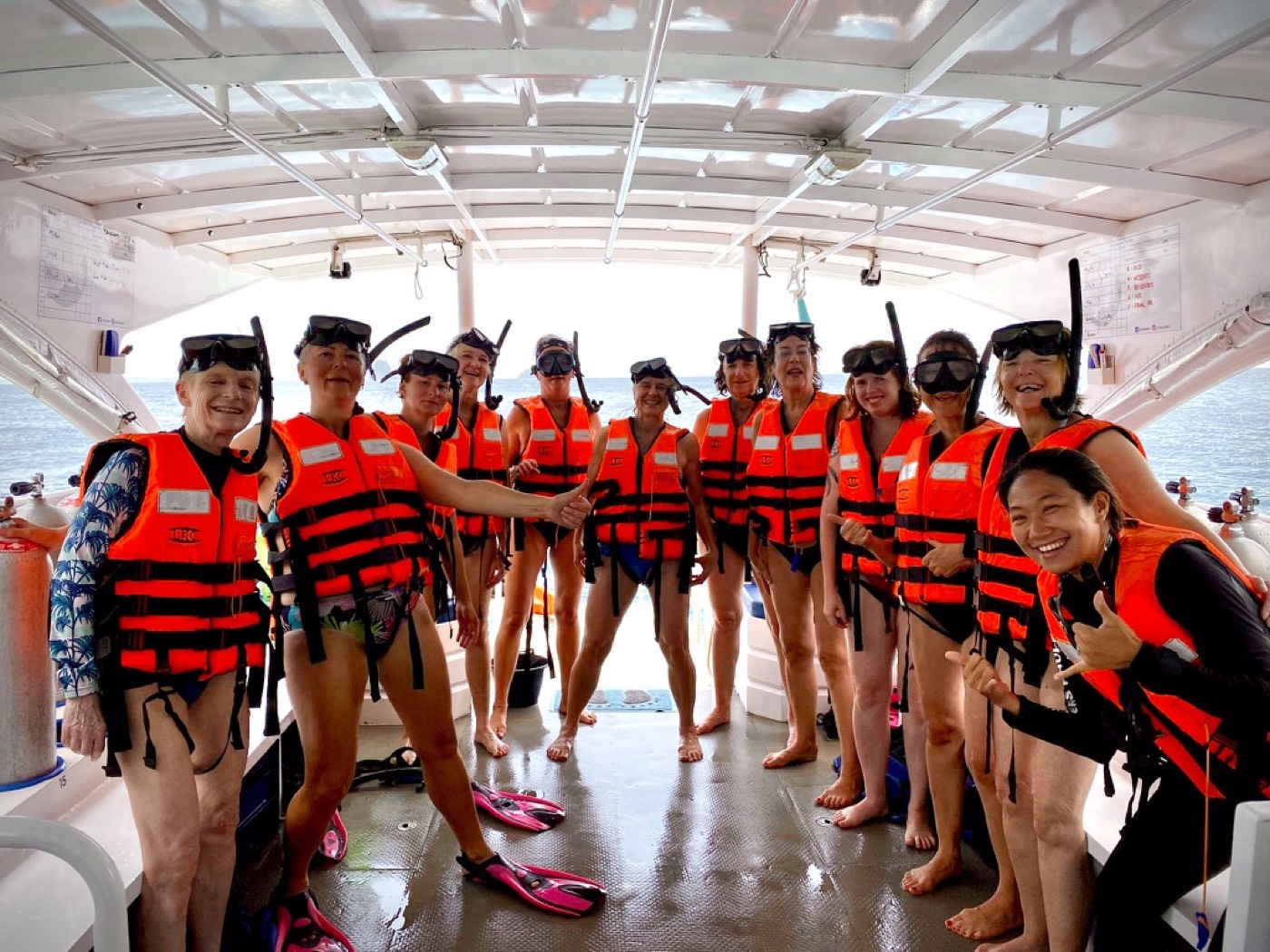 Die Gruppe in Schwimmwesten mit Schnorchel und Flossen auf dem Boot