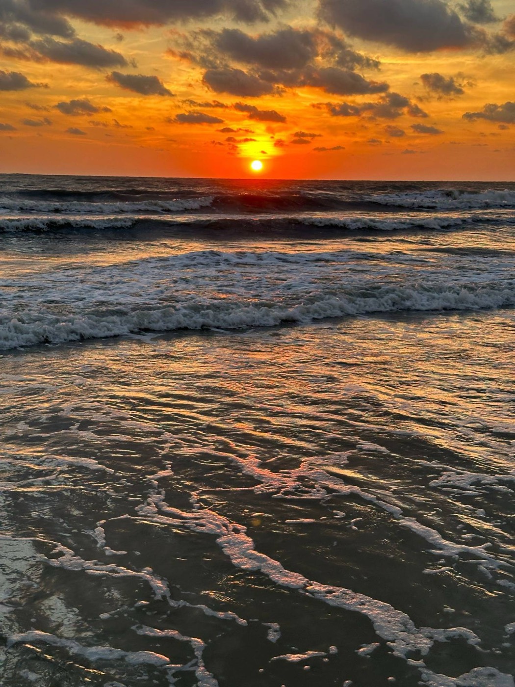 Sonnenuntergang über den Wellen