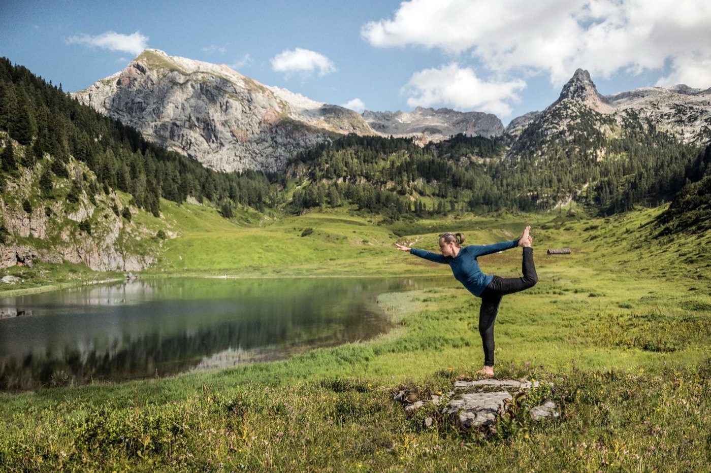 Yoga-Standwaage an einem Bergsee